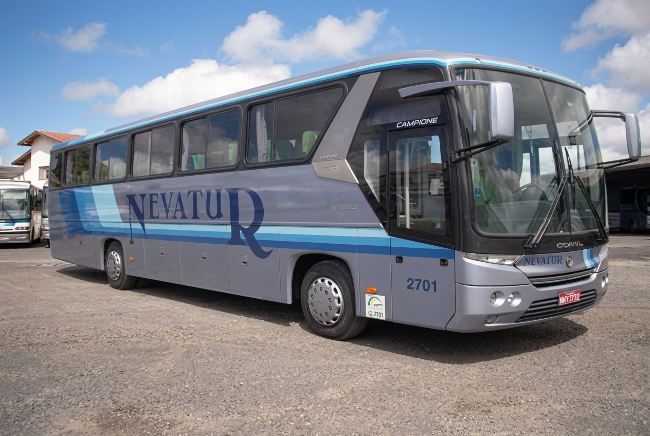 Ônibus rodoviário da Nevatur em viagem na Serra Catarinense